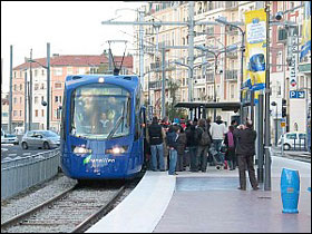 Nyåbnet Tram-train Letbane T4 i Paris.
Foto: Gilles Rochereau