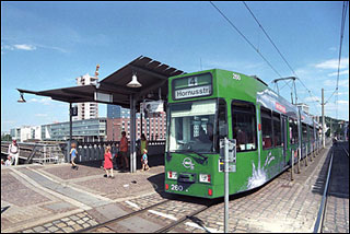 Moderne sporvogn over Freiburg banegård, 
Foto Helge Bay, 1999