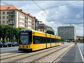 Lang letbanevogn i Dresdens hovedgade